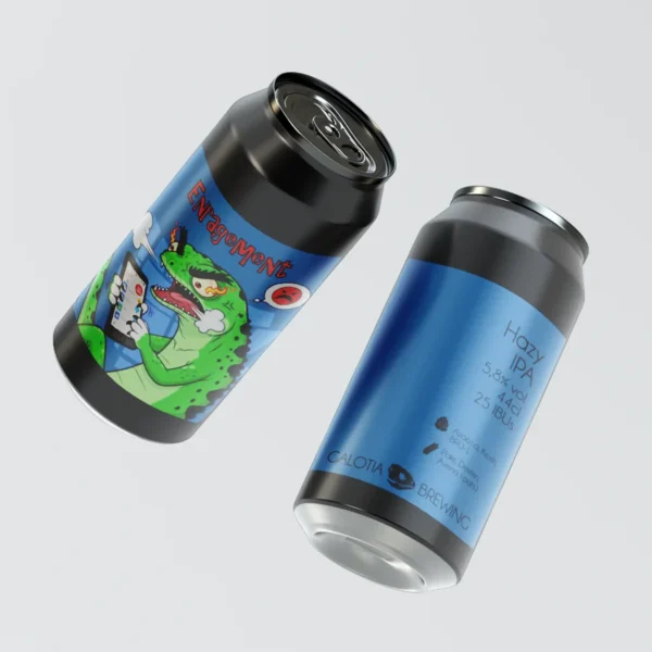 Dos latas de cerveza Galotia Brewing "Enragement" Hazy IPA. Una con etiqueta frontal del dinosaurio furioso usando un móvil y otra mostrando el reverso con ingredientes y detalles de la cerveza (5.8% vol, 44cl, 25 IBUs).